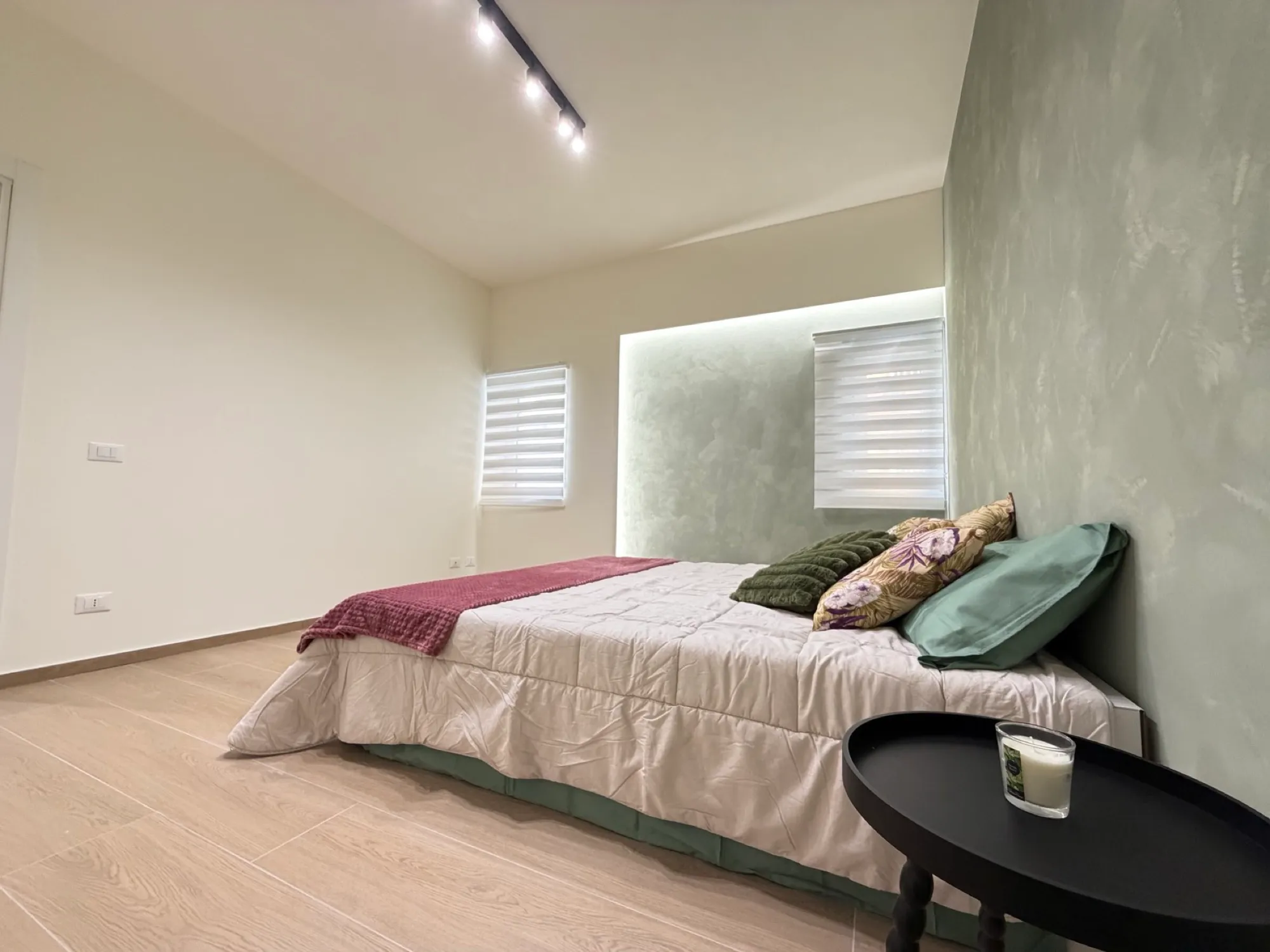 Camera da letto allestita in un immobile ristrutturato da Meta Compass