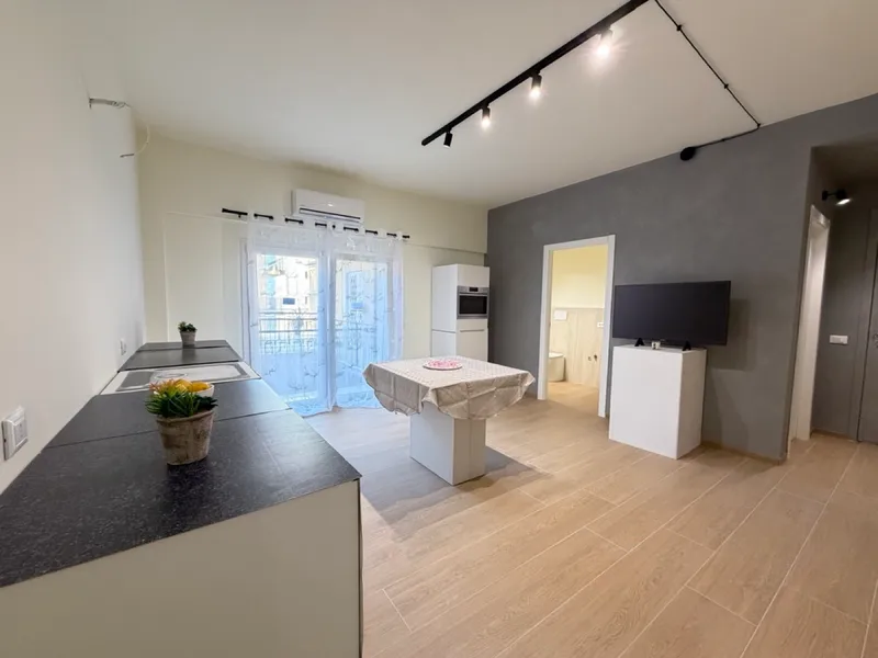Cucina e zona giorno di un appartamento ristrutturato chiavi in mano da Meta Compass