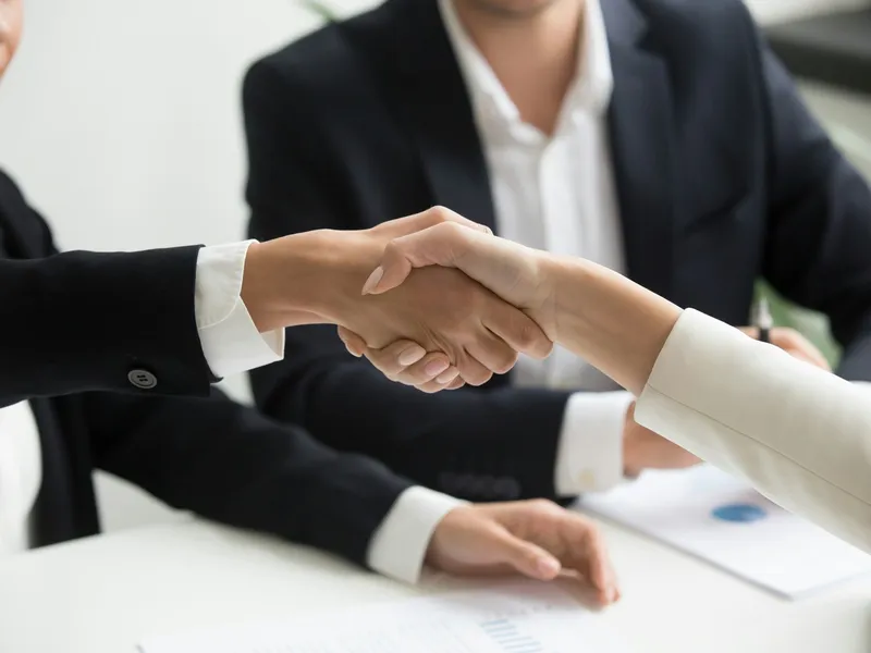 Stretta di mano dopo un accordo di compravendita immobiliare